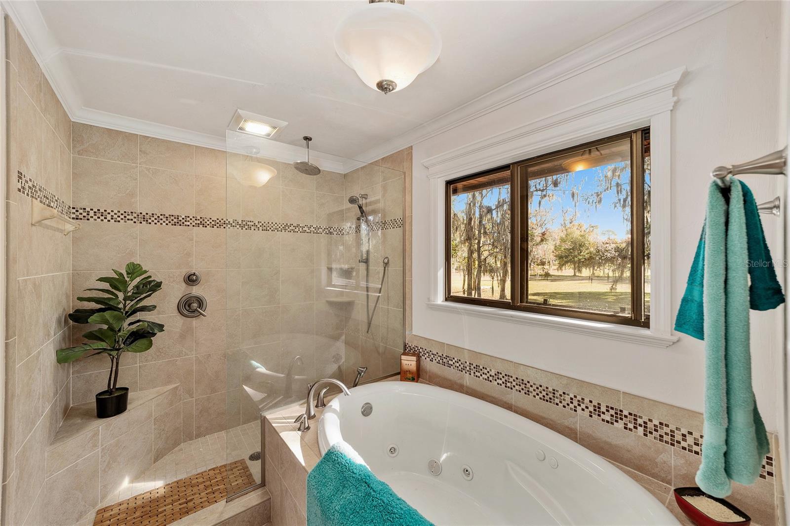 COUNTRY CLUB MANOR - Residential