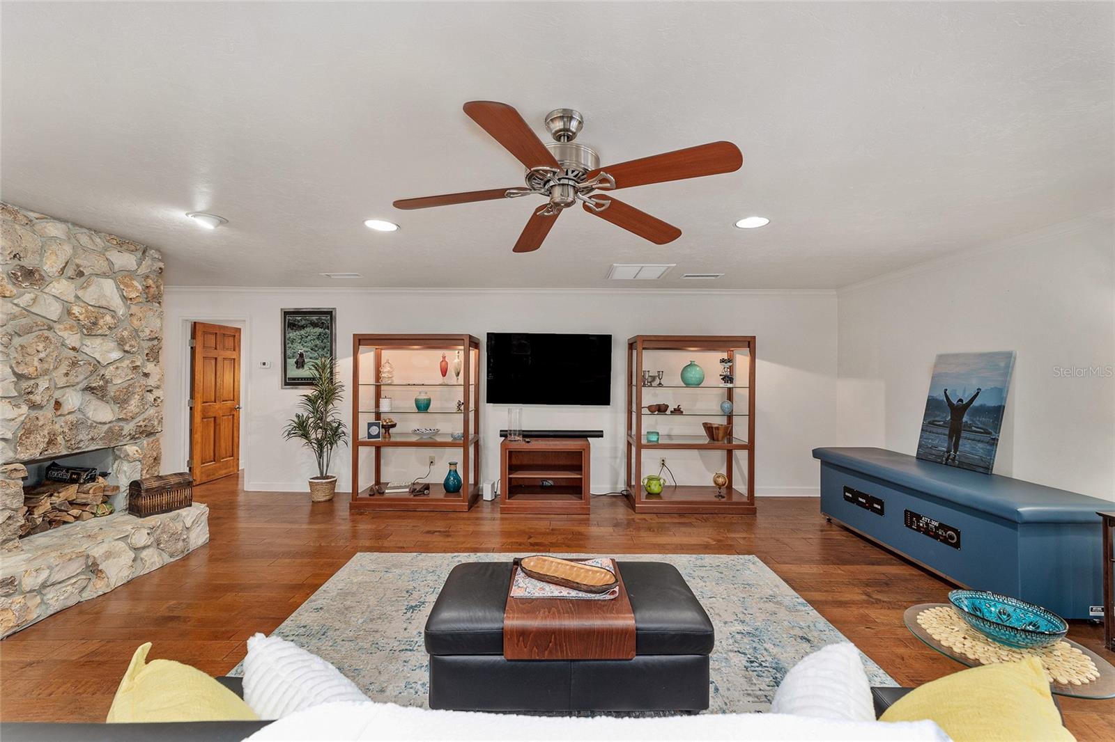 COUNTRY CLUB MANOR - Residential