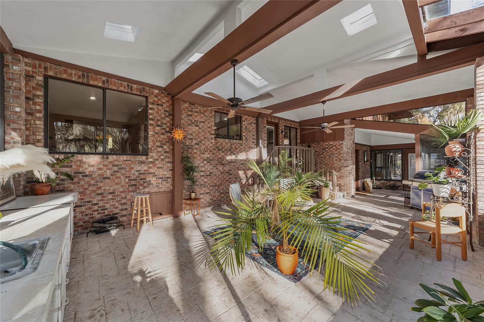 COUNTRY CLUB MANOR - Residential