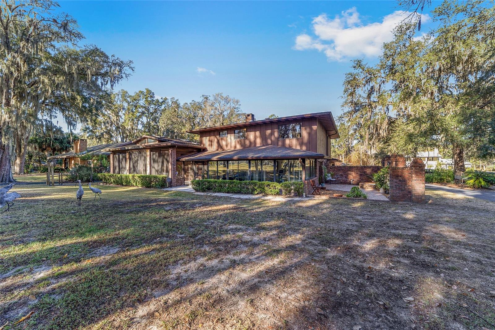 COUNTRY CLUB MANOR - Residential