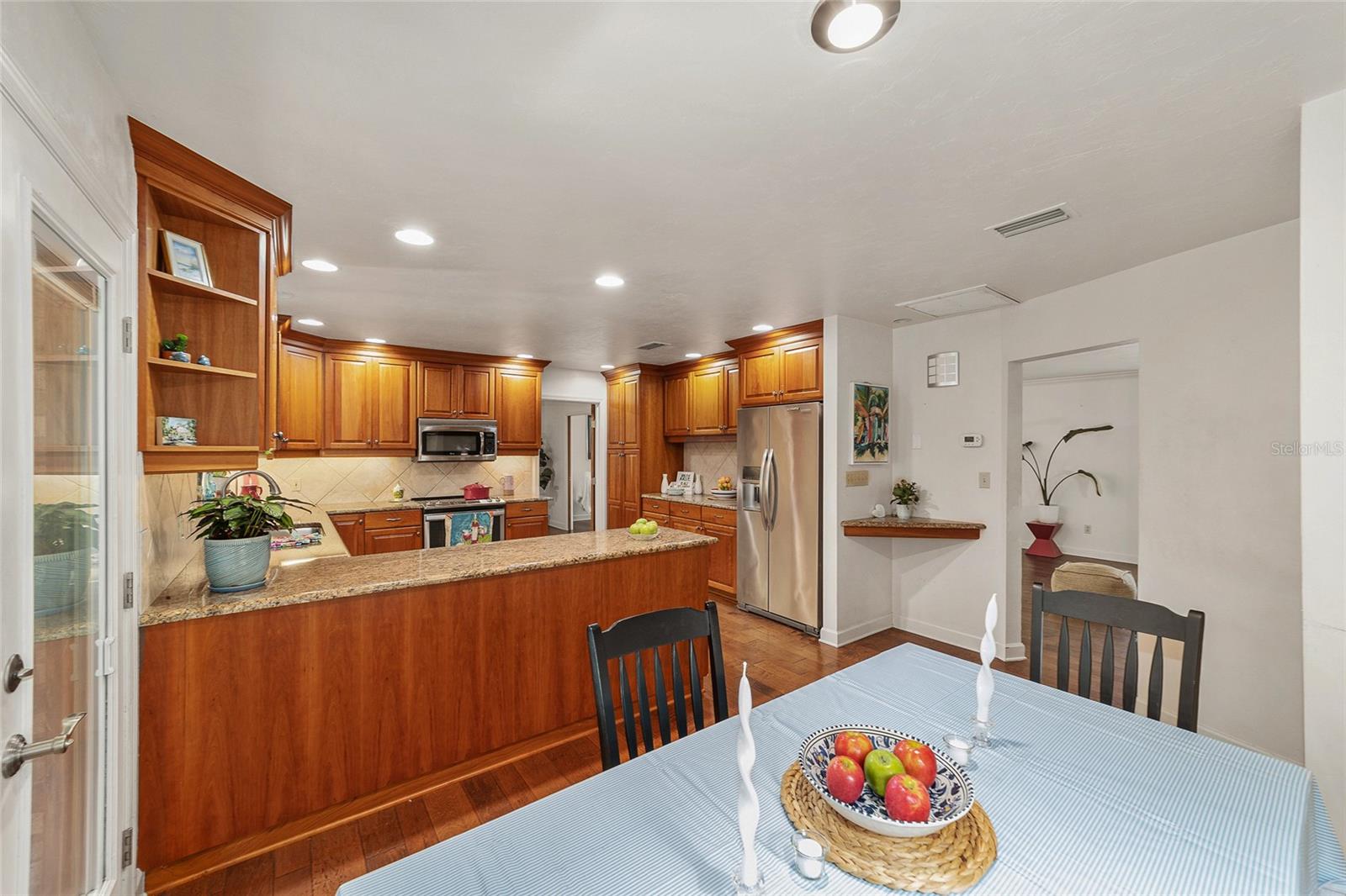 COUNTRY CLUB MANOR - Residential