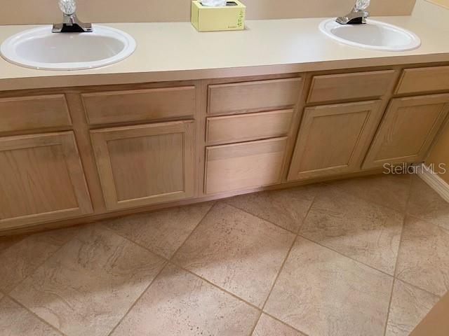 PLAZA DE FLORES - Residential Lease