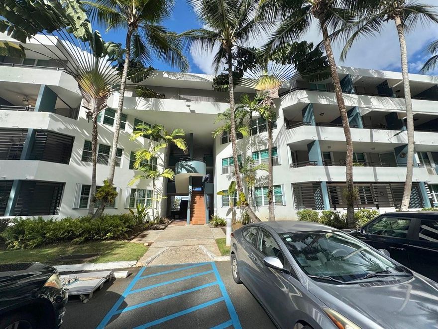 Beautiful garden apartment with no need to go up or down stairs. It features 3 bedrooms, 2 bathrooms, living room, dining area, kitchen, balcony, and 2 parking spaces conveniently located near the apartment. It comes equipped with a stove, refrigerator, washer, and dryer.

The complex offers 24/7 security and resort-style amenities, including an impressive swimming pool, terrace, activity room, and a fully equipped gym with professional-grade machines.