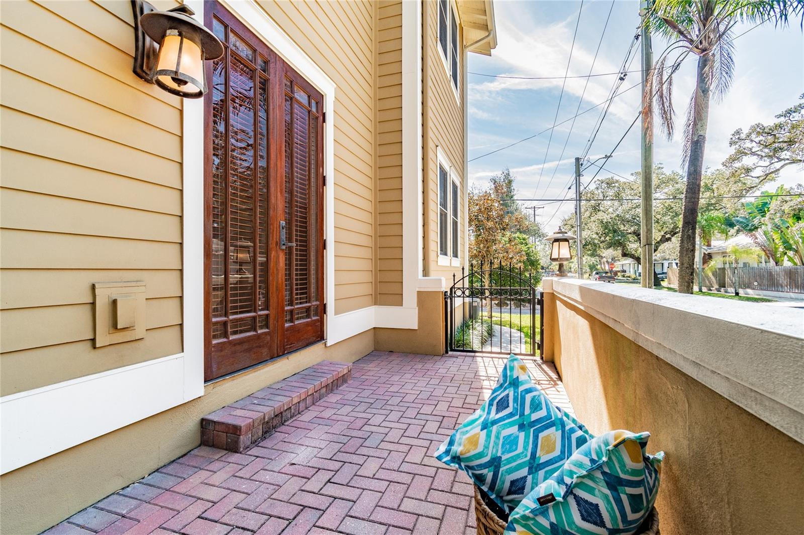 HYDE PARK WEST - Residential Lease