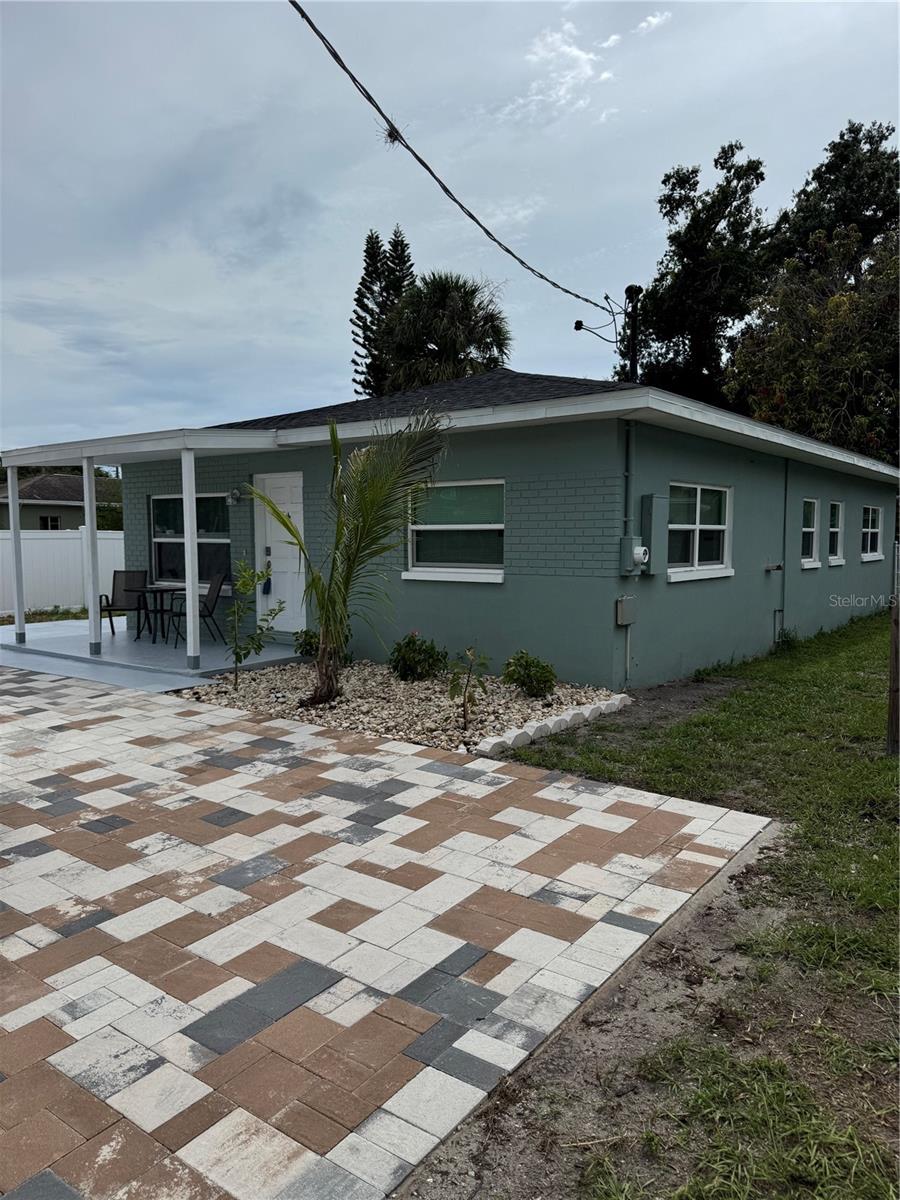 206 N HIMES AVENUE