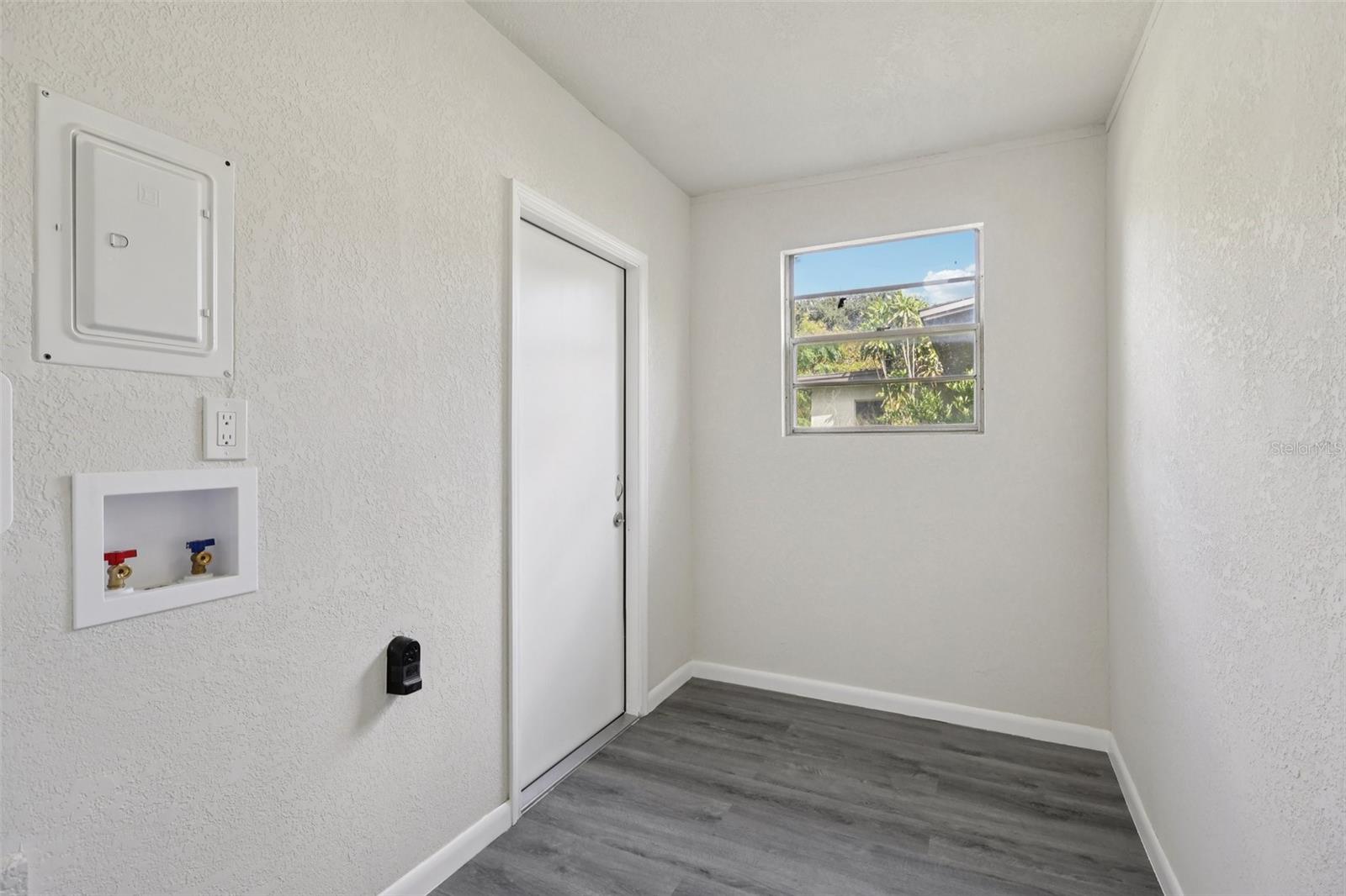 MALIBU GROVES - Residential