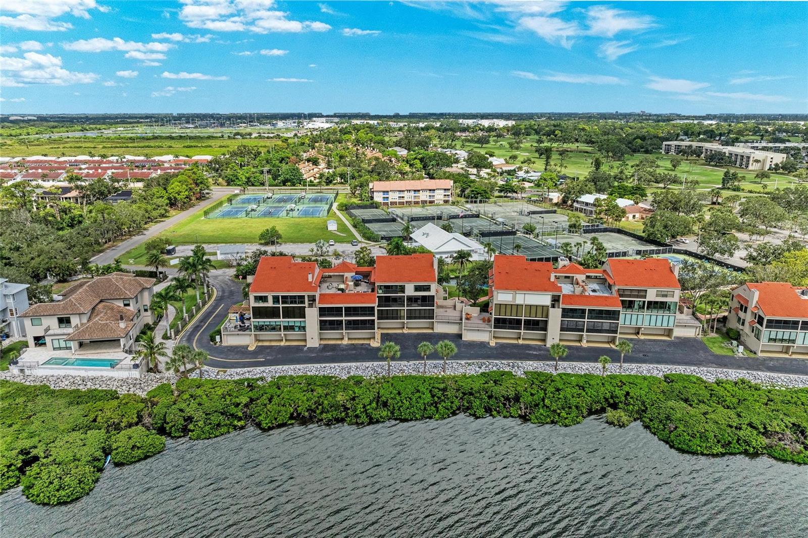 CONQUISTADOR BAY CLUB - Residential