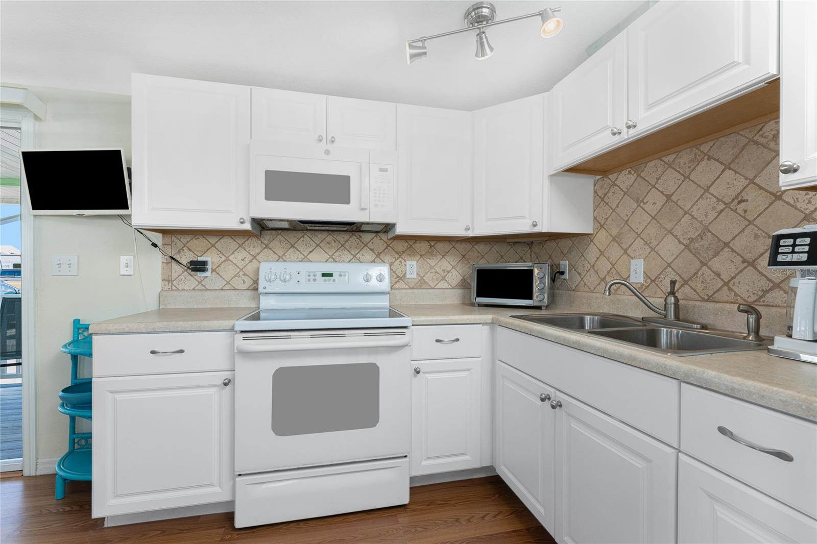 HOLIDAY TRAVEL PARK ENGLEWOOD - Residential