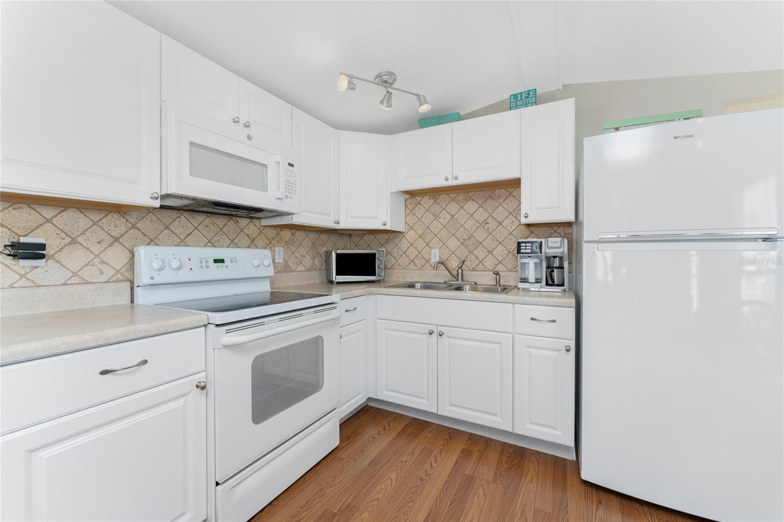 HOLIDAY TRAVEL PARK ENGLEWOOD - Residential