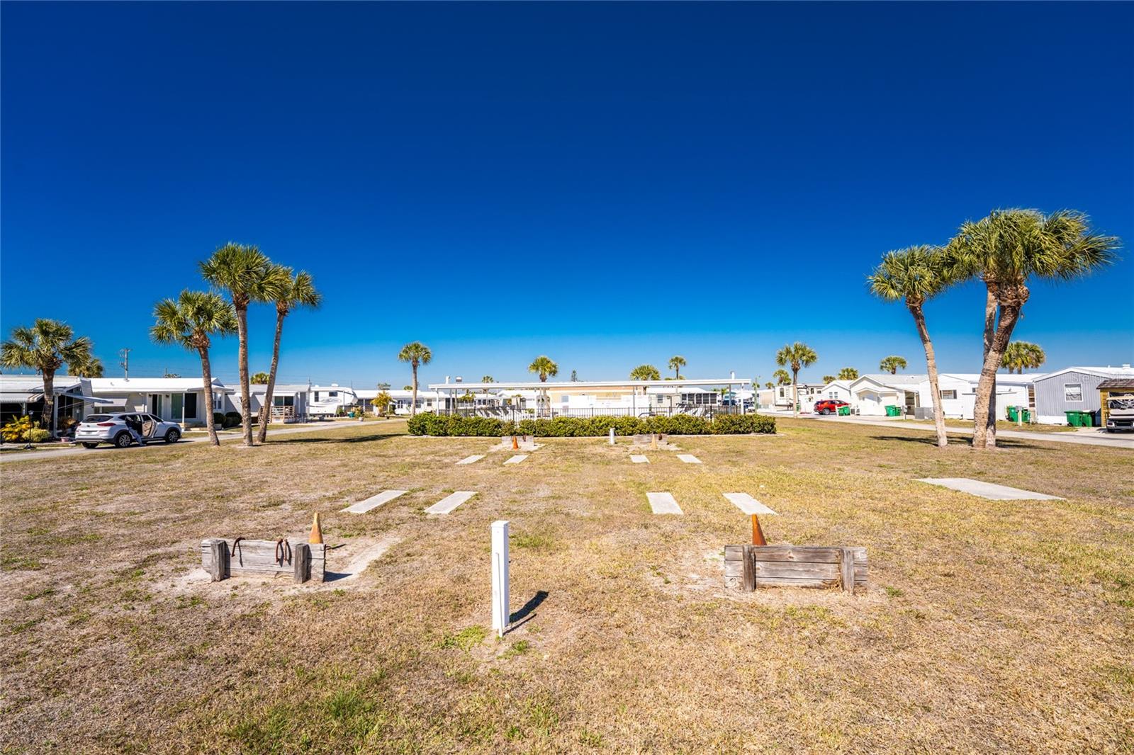 HOLIDAY TRAVEL PARK ENGLEWOOD - Residential