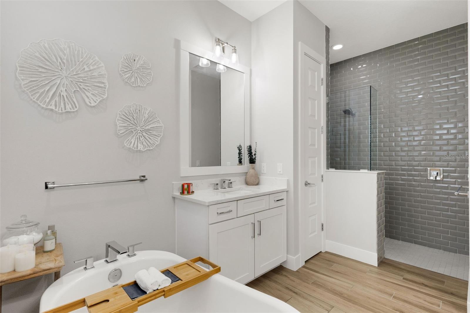 LAKEHOUSE COVE/WATERSIDE PH 1 - Residential