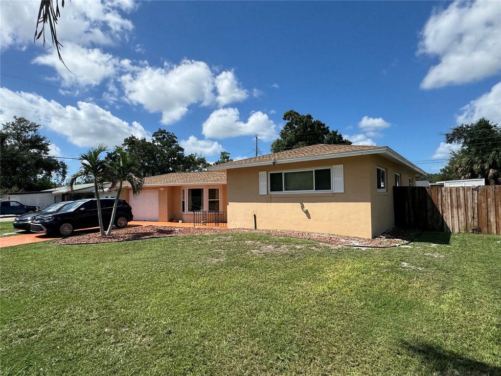 Photo of 2715 Heather Place, Sarasota, FL 34235 (MLS # A4706452)