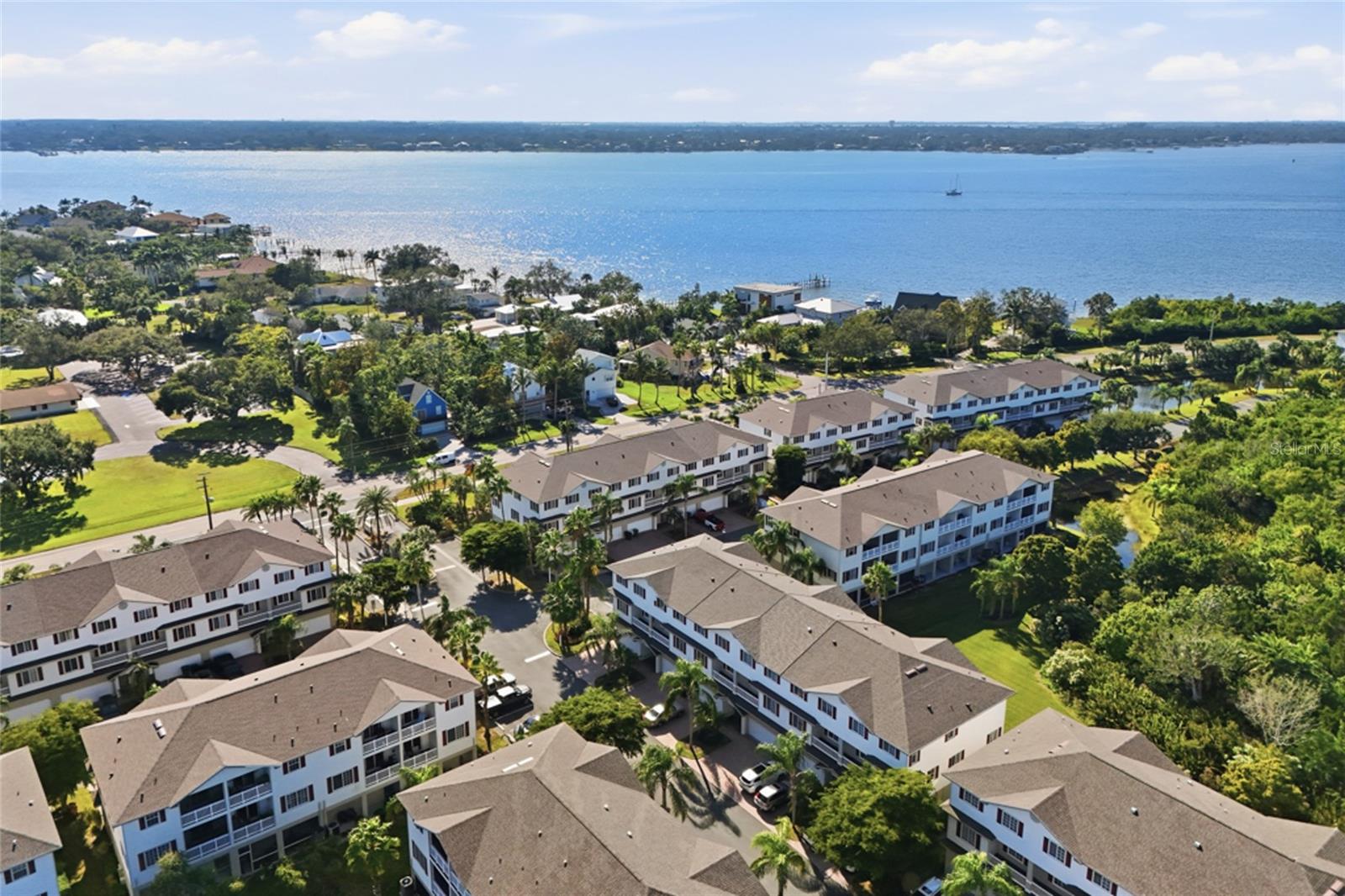 RIVERBAY TWNHMS PH ONE - Residential