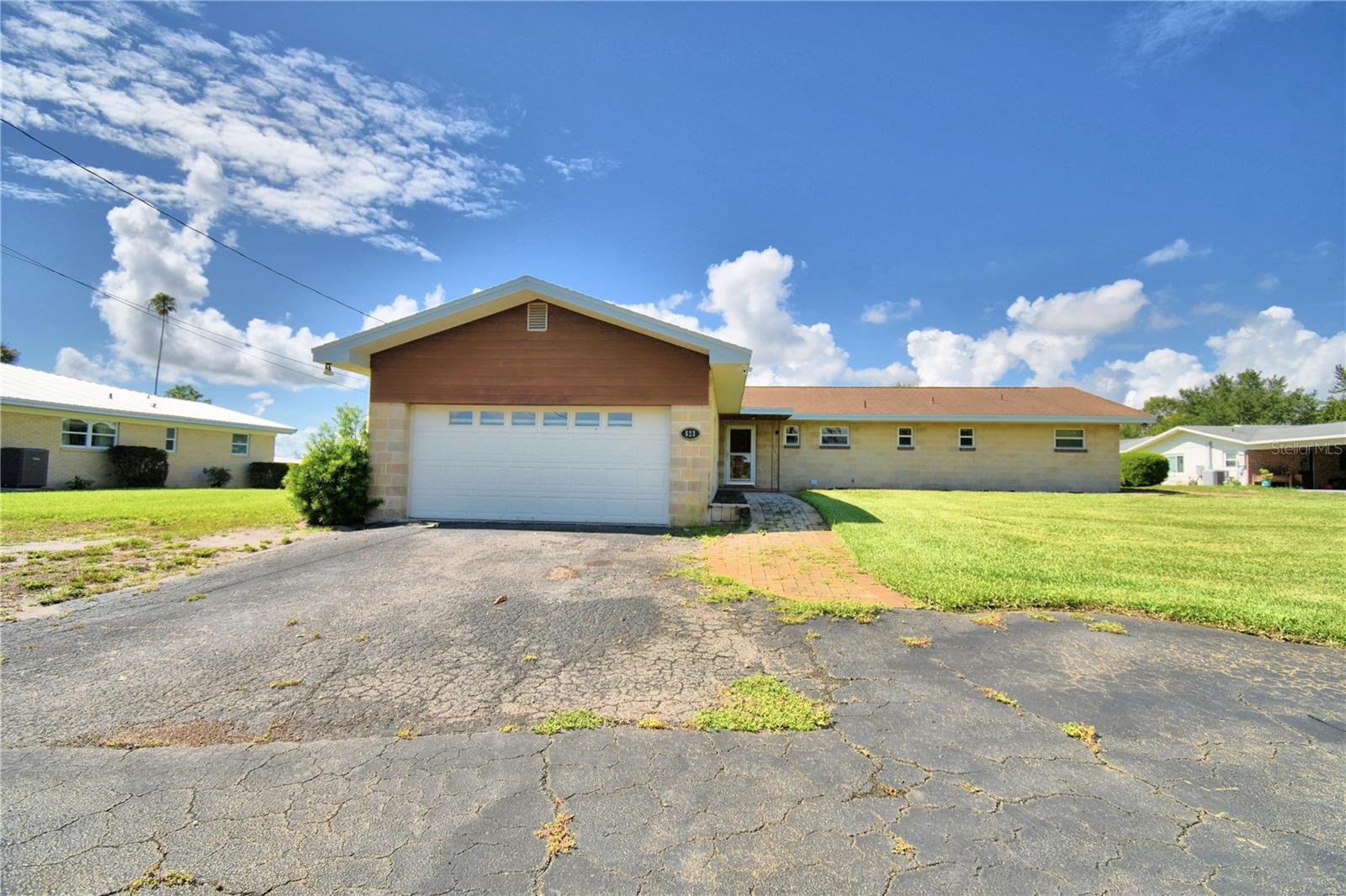823 N LAKE REEDY BOULEVARD