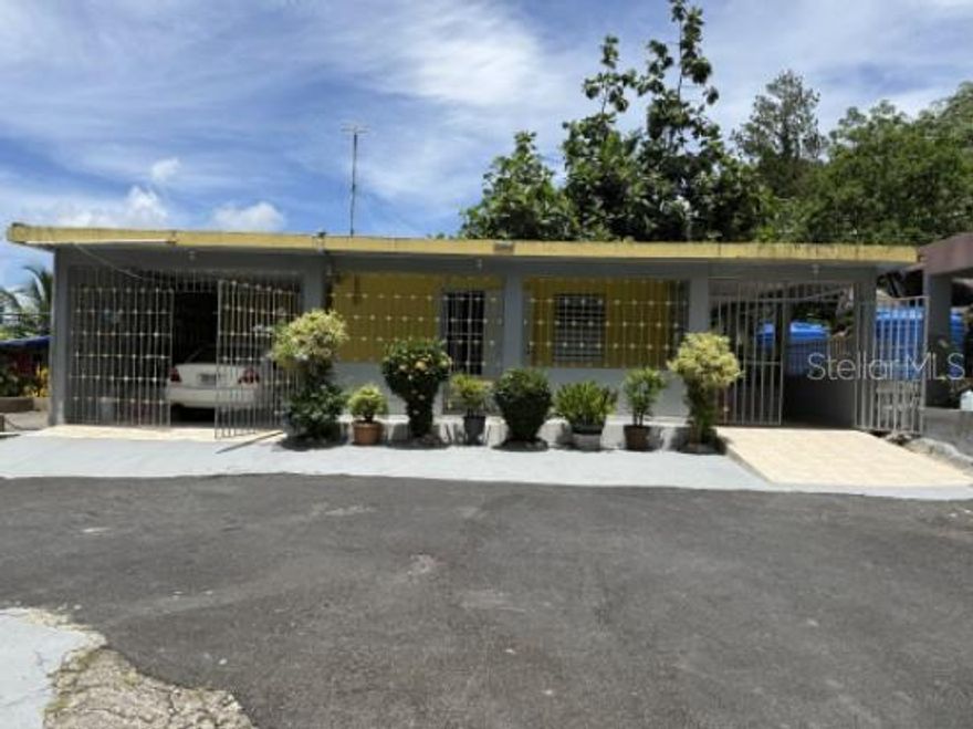 Multi-family residence for sale. First residence: 3 bedrooms, 1 bathroom, living room, kitchen, dining room, and 2 carports. Second residence, ideal for generating income, with 1 bedroom, living room, kitchen, and bathroom. Also includes two 600-gallon cisterns with pumps, ensuring a constant water supply, a concrete fence with a sliding gate, and an electric water heater. This property is offered exclusively to you, guaranteeing a unique investment in a prime location just 7 minutes from downtown Yabucoa, close to supermarkets, pharmacies, medical offices, and a hospital. Don't miss this opportunity to live in or invest in this magnificent property.