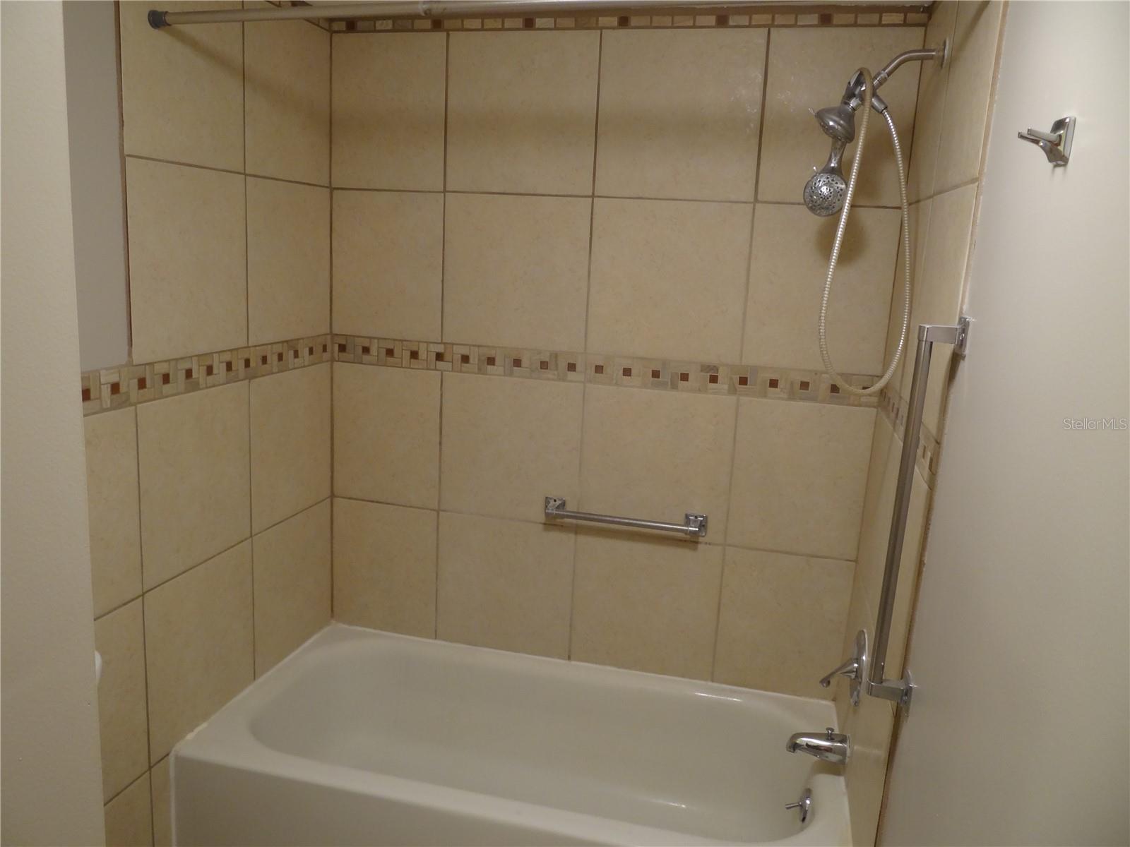 PARADISE SHORES - Residential Lease