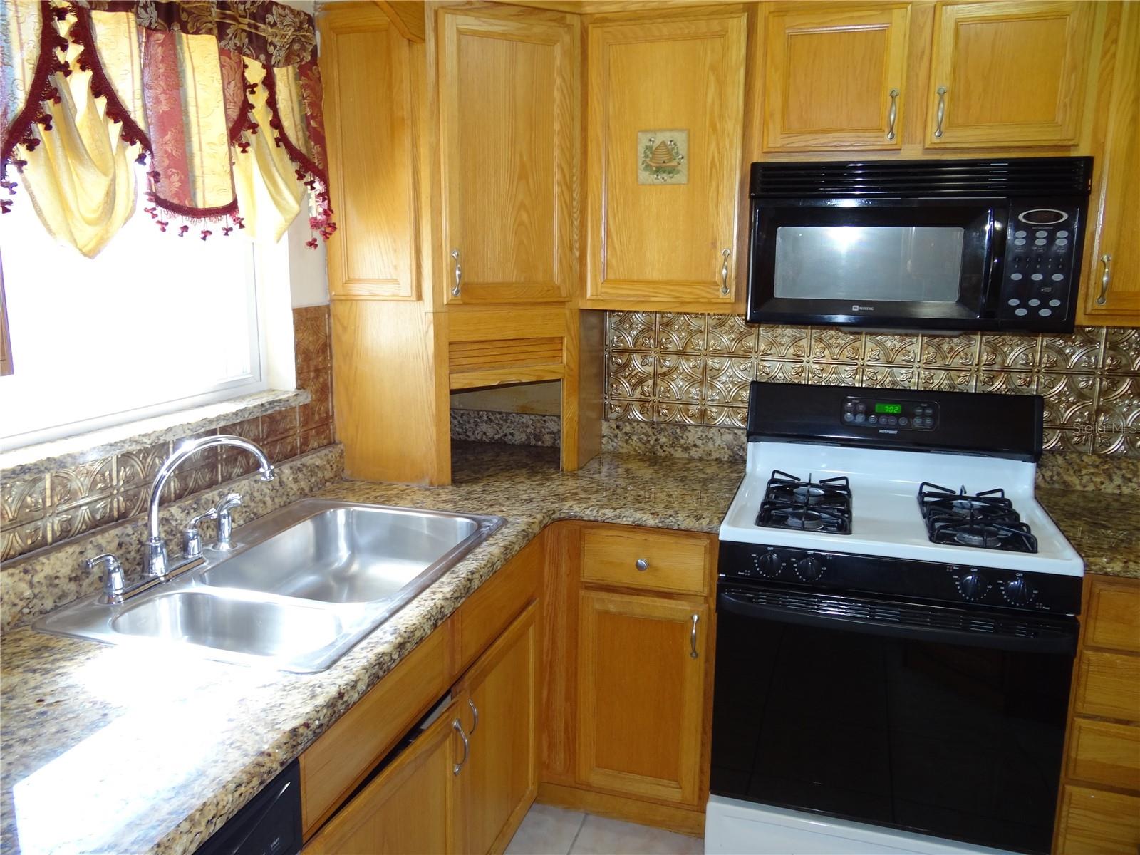 PARADISE SHORES - Residential Lease