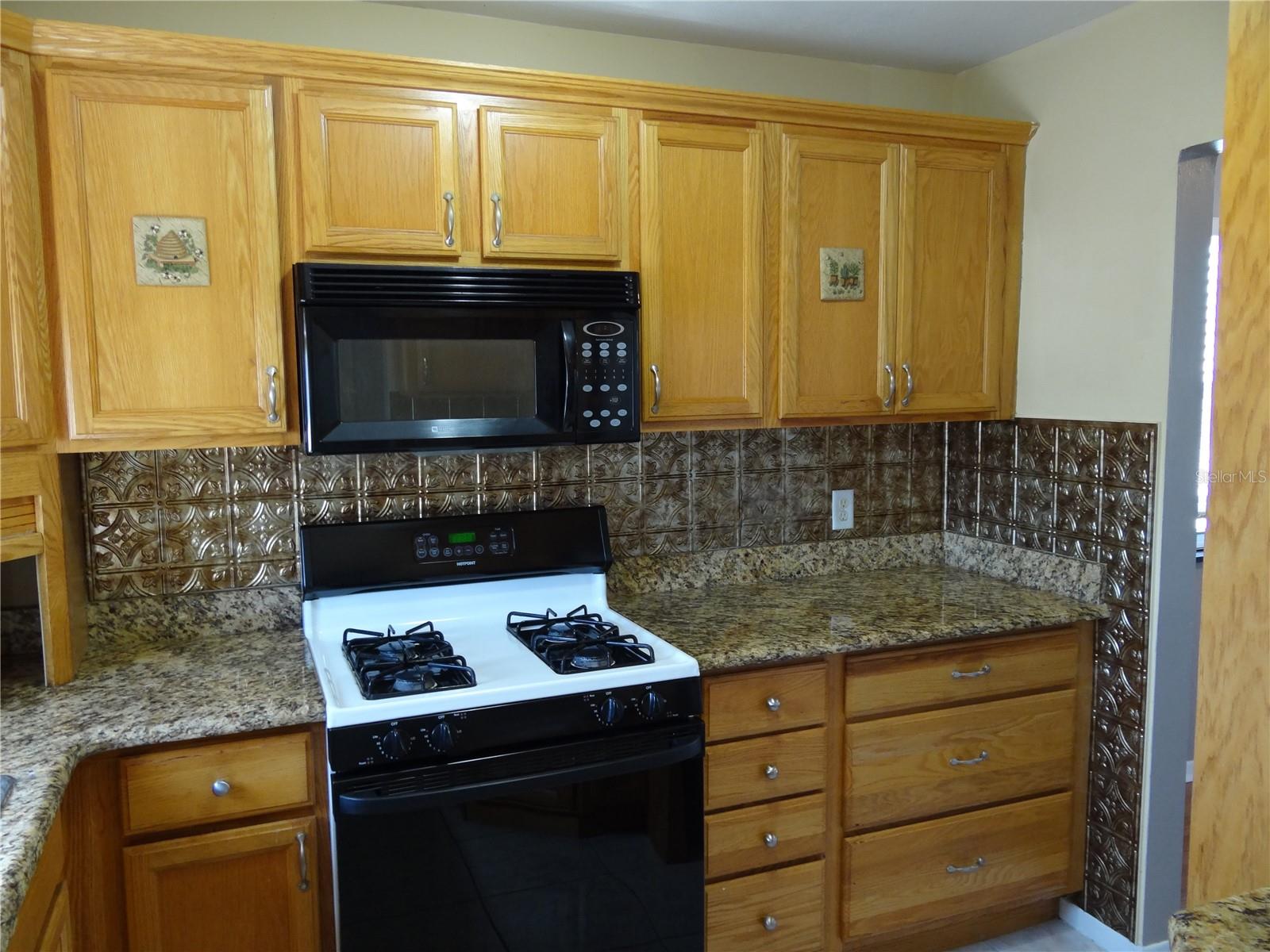 PARADISE SHORES - Residential Lease