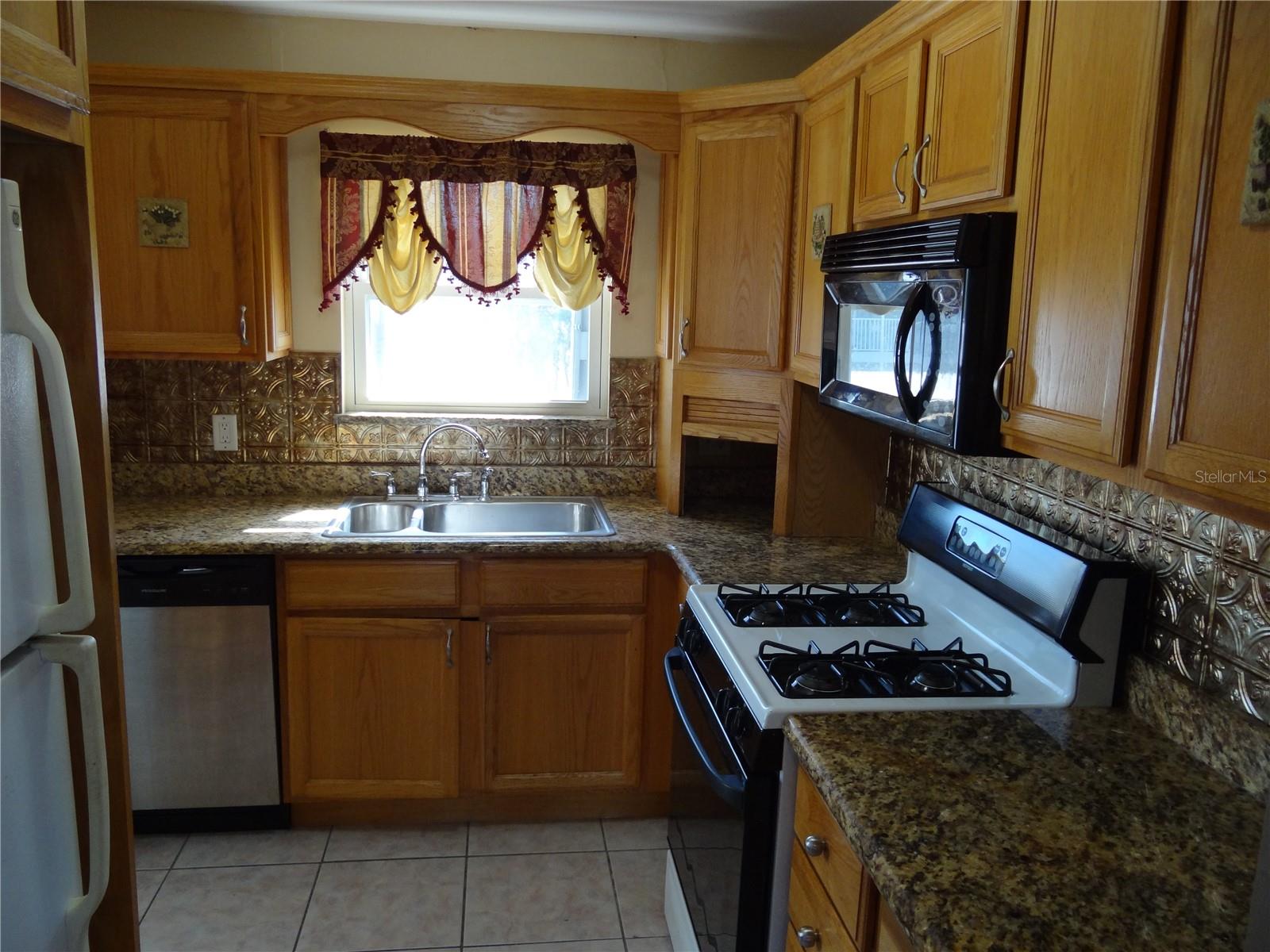 PARADISE SHORES - Residential Lease