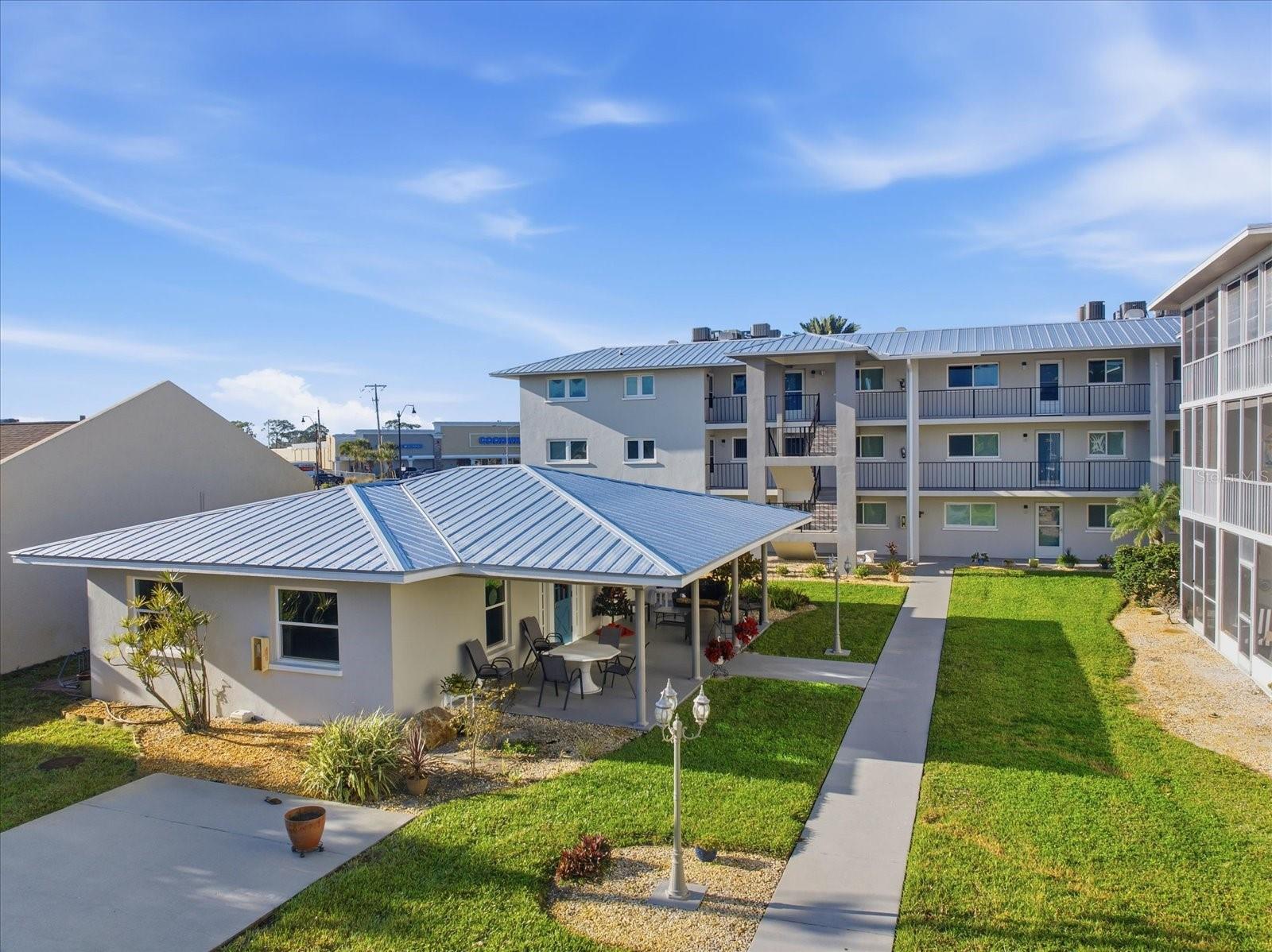 COUNTRY CLUB APTS - Residential