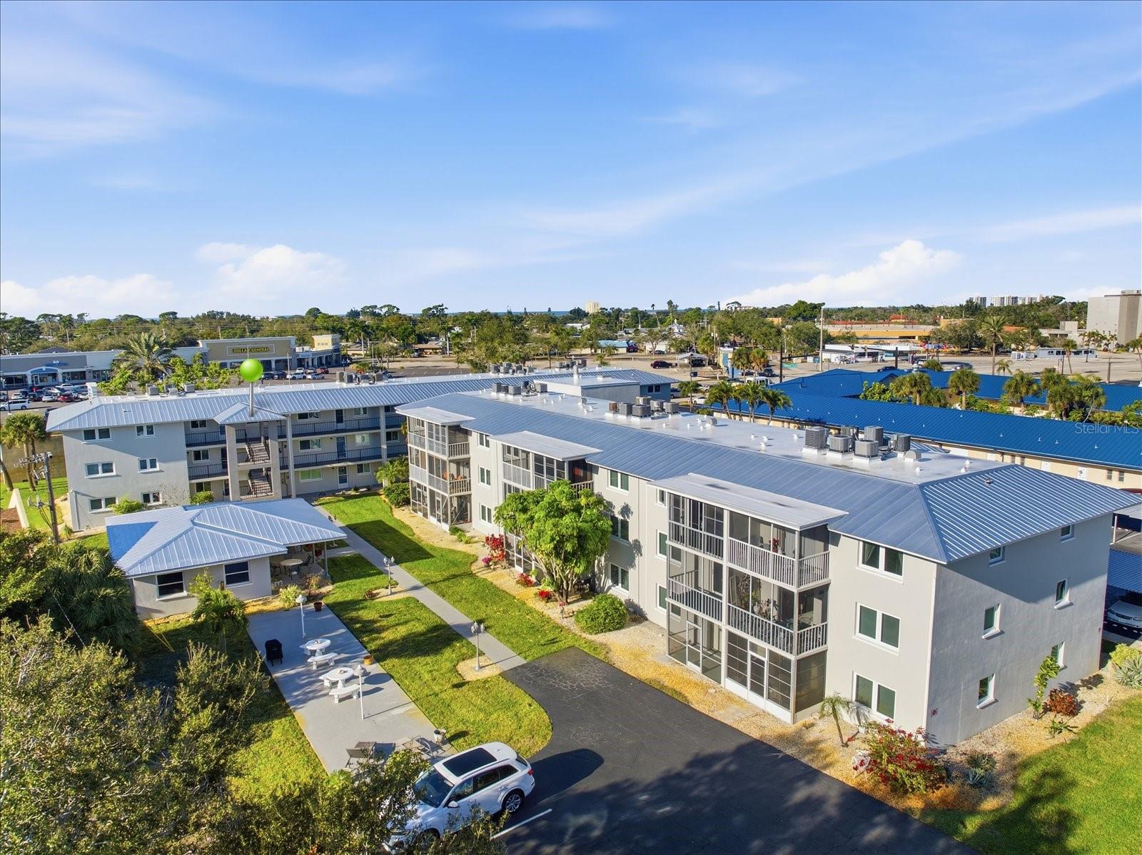 COUNTRY CLUB APTS - Residential