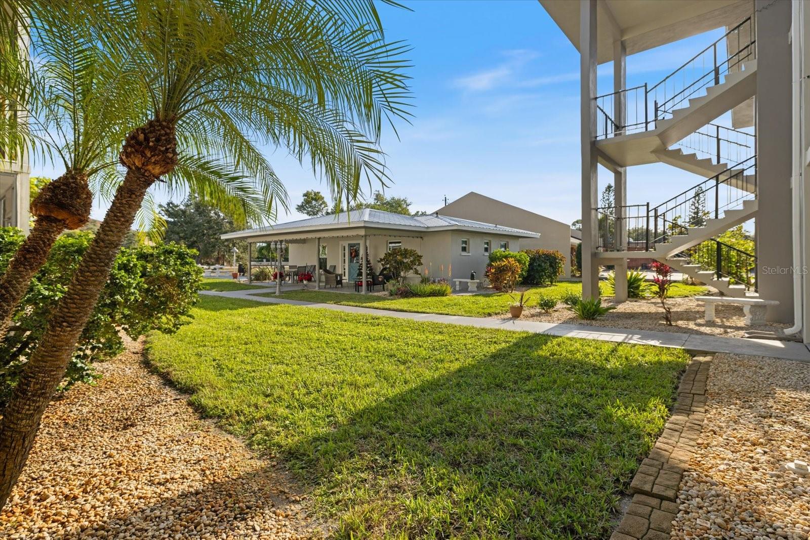 COUNTRY CLUB APTS - Residential