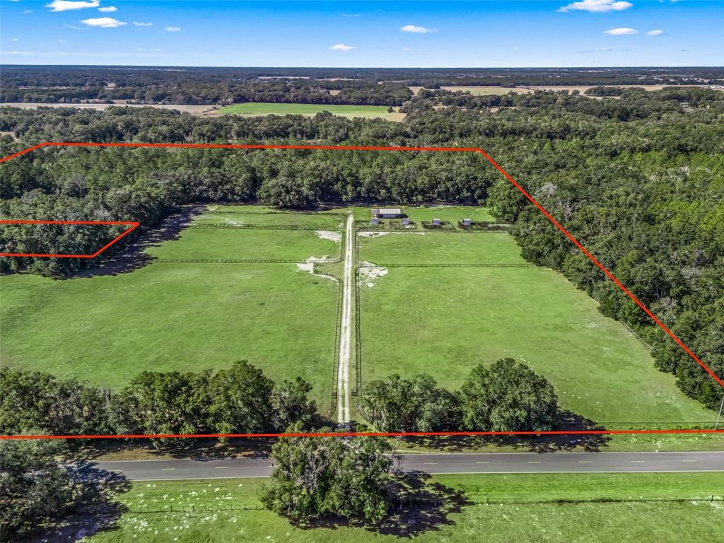 Photo of 950 NE 200th Avenue, Williston, FL 32696 (MLS # OM716550)