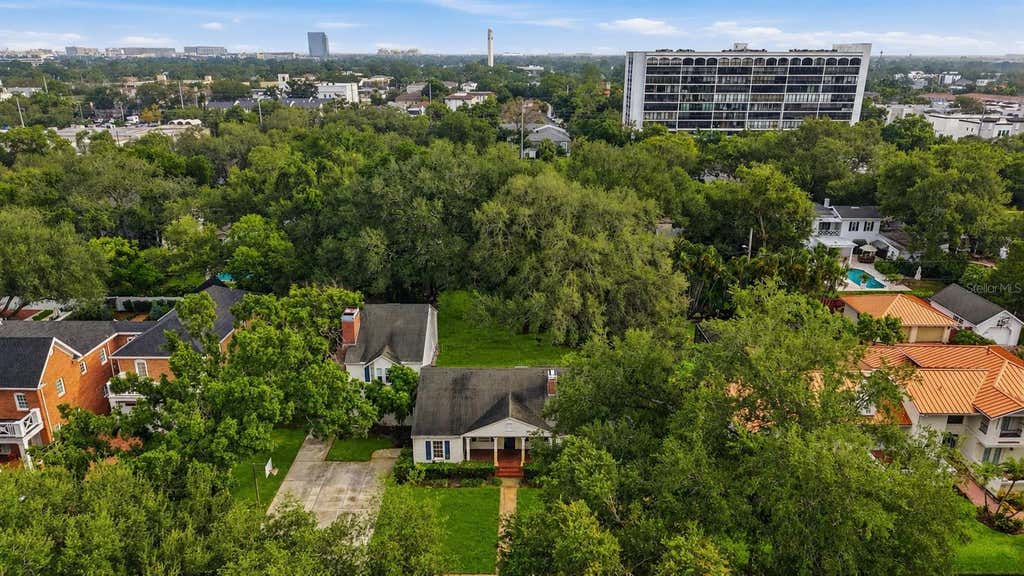 Photo of 3123 W Oaklyn Avenue, Tampa, FL 33609 (MLS # TB8535103)