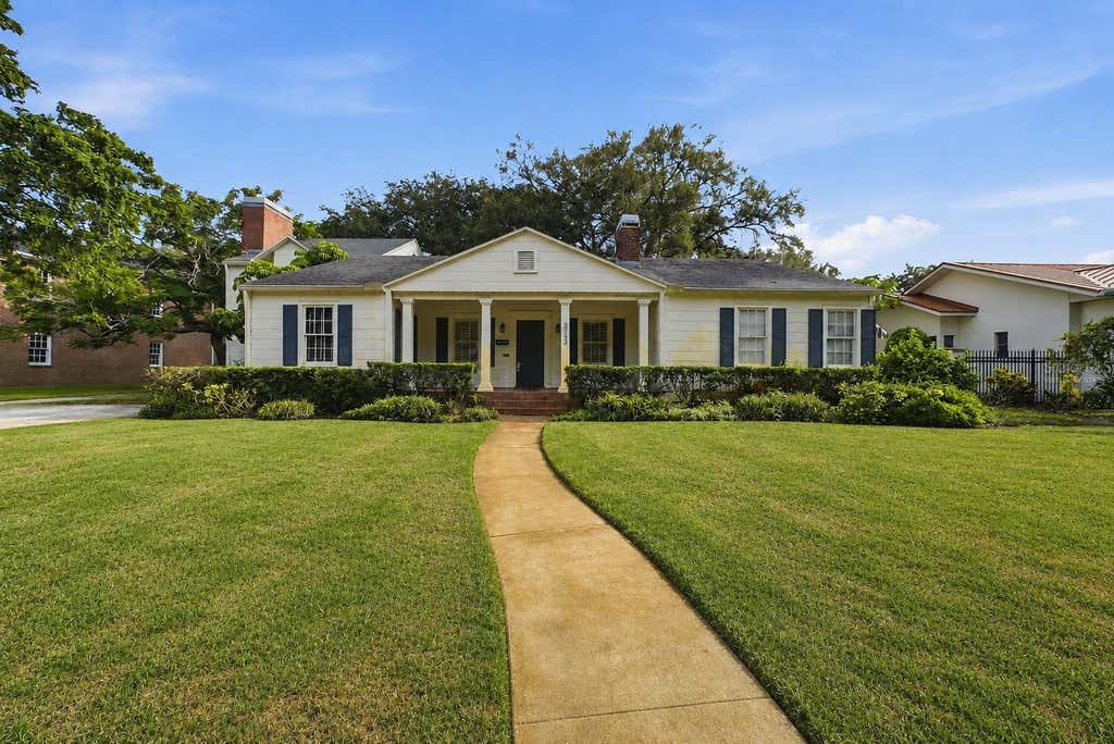 Photo of 3123 W Oaklyn Avenue, Tampa, FL 33609 (MLS # TB8535103)