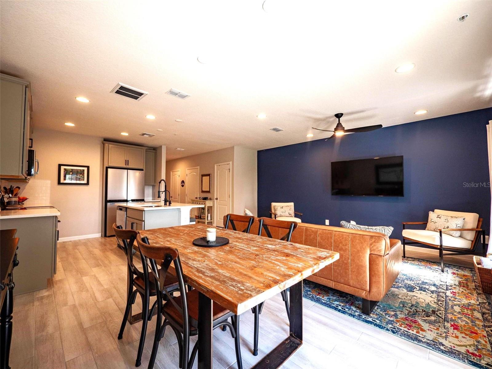 TOWNS AT LAKE MONROE COMMONS - Residential