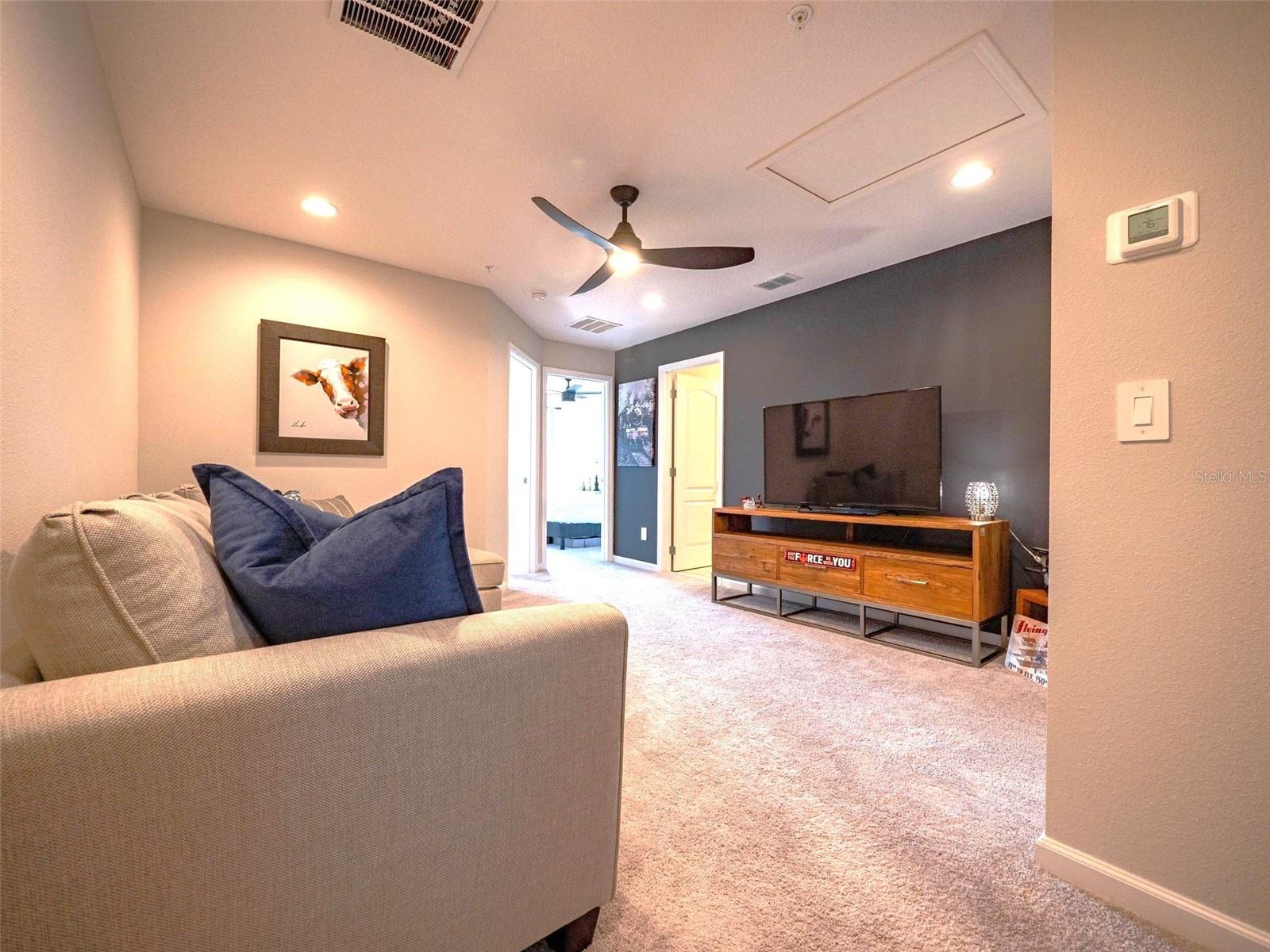 TOWNS AT LAKE MONROE COMMONS - Residential