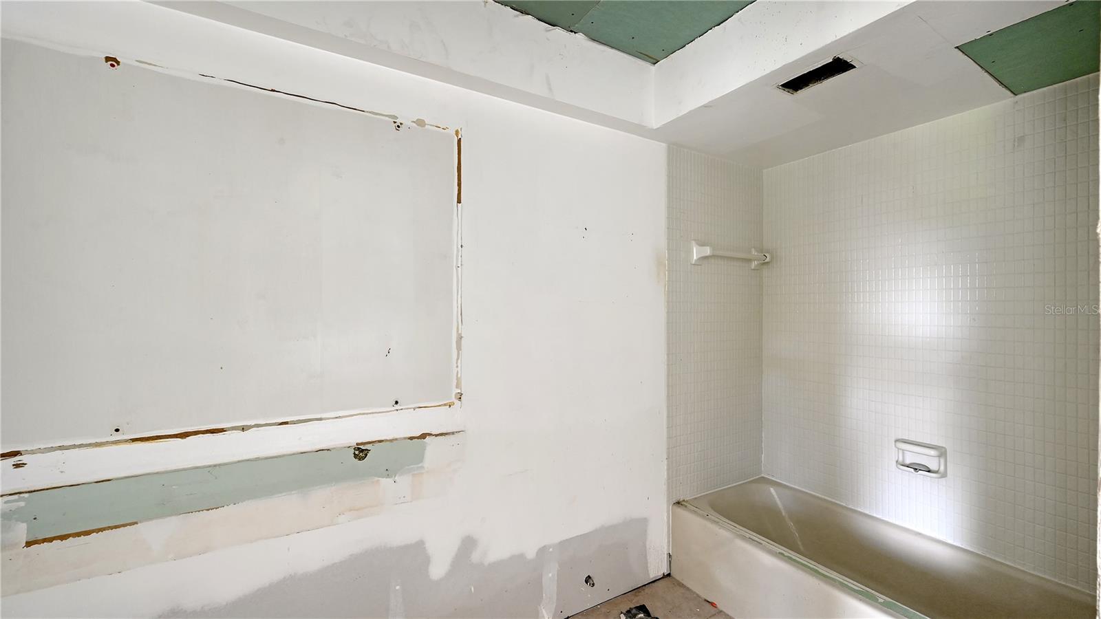 LONGBOAT ARMS - Residential