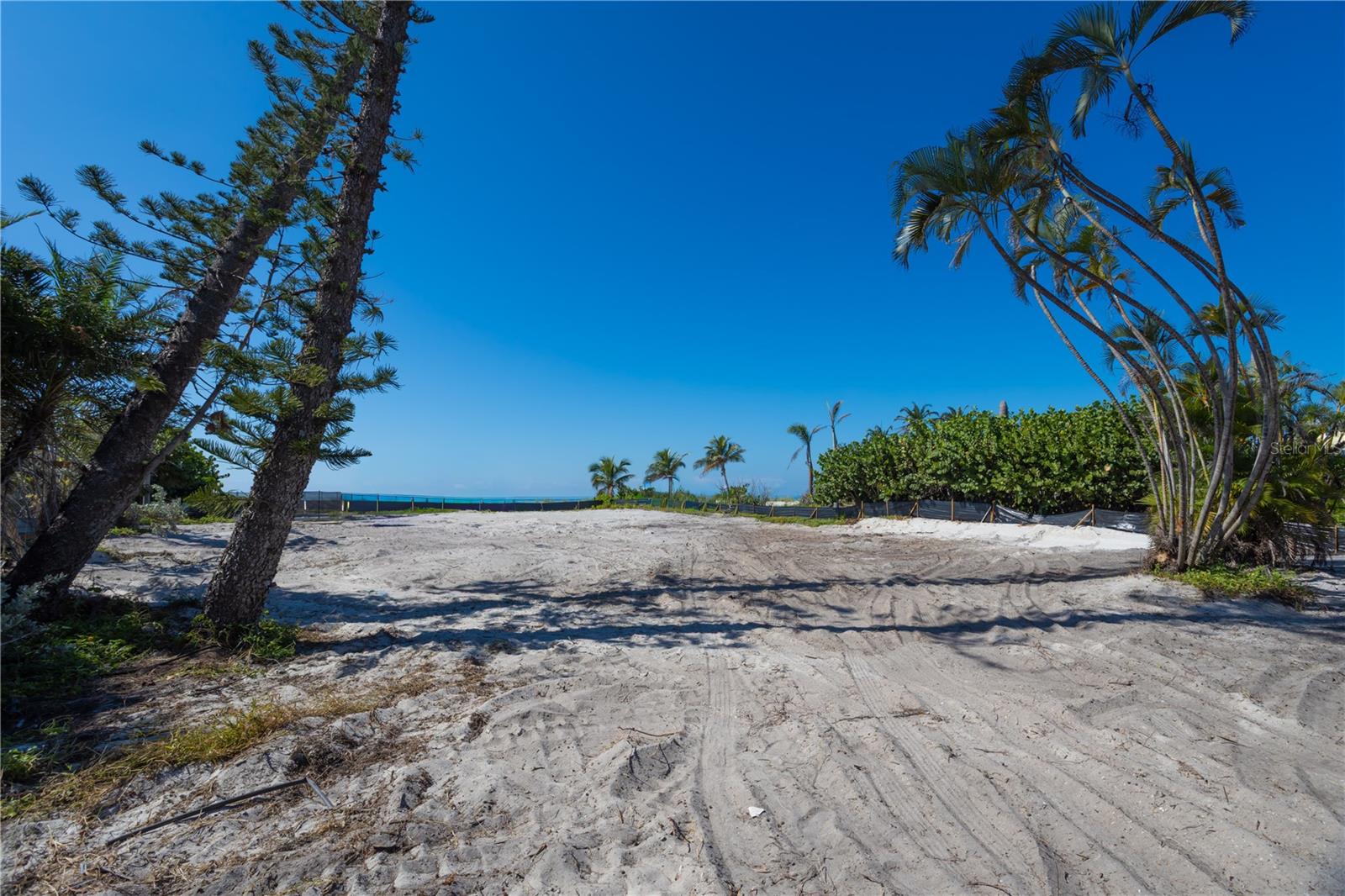 SLEEPY LAGOON - Land