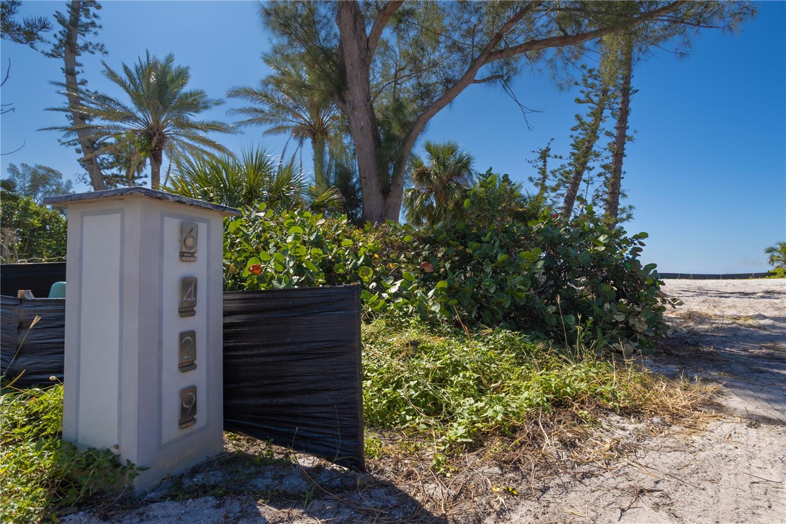 SLEEPY LAGOON - Land