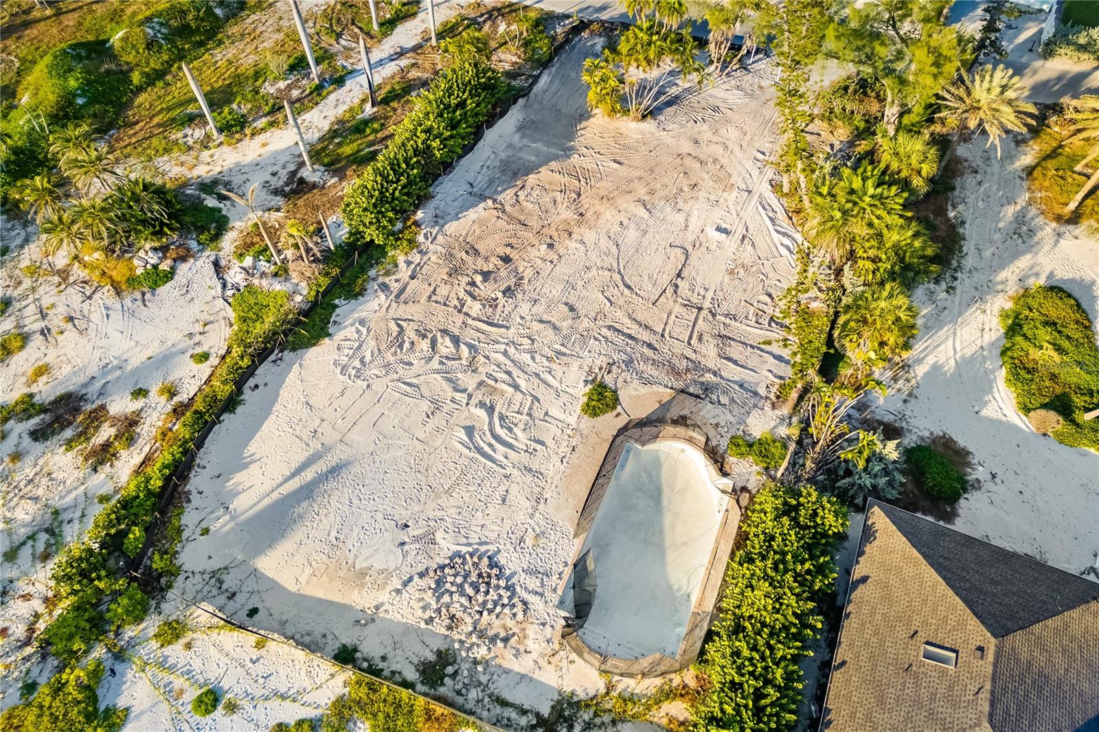 SLEEPY LAGOON - Land