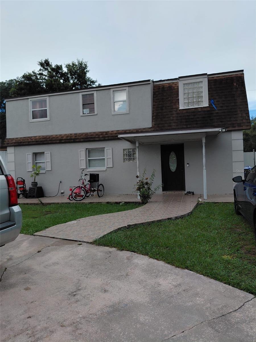 Beautiful property with 4 bedrooms , two and a haft bathrooms, spacious kitchen. It features a fenced patio and is conveniently located near the airport and your preferred shopping stores .