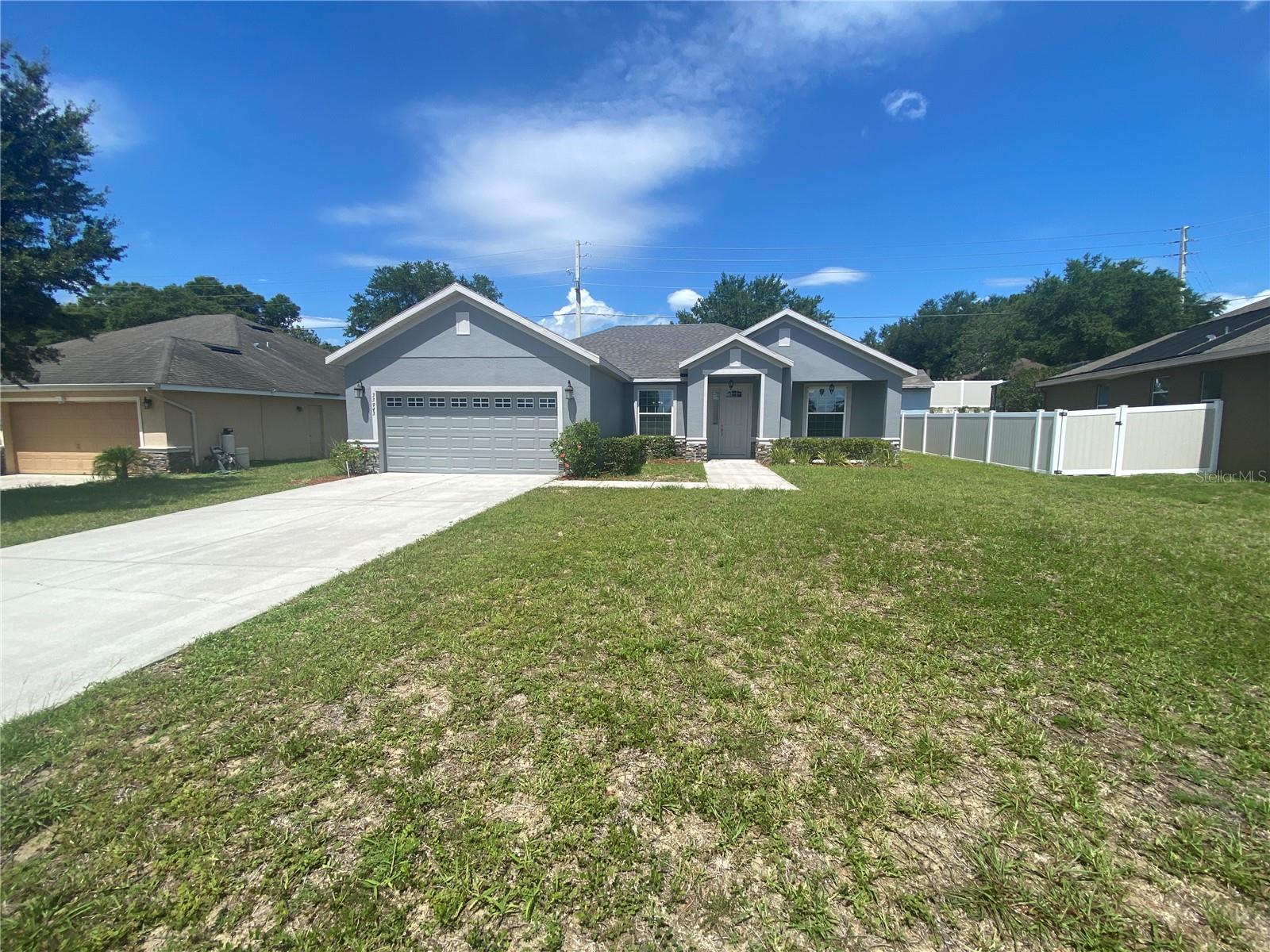 3 Bedroom 2 Bath 2 Car Garage Home Built in 2017. Located in the friendly and quiet neighborhood of Emerald Pond SUB close to everything.
*Looking to build your credit while renting? Look no further we provide credit reporting for all leases. Give us a call or see our website for more details
* 1 Small Pet Permitted with refundable Deposit *Breed Restrictions Do Apply.
*10ft ceilings
*Granite countertops
*Stainless steel appliances
*Bright open floor plan
*Alarm system
*Washer and Dryer hook ups
*City of Leesburg Utilities
*Seeking high-quality, long-term resident.
Great Location off Radio Rd, Walking distance to Treadway Elementary School