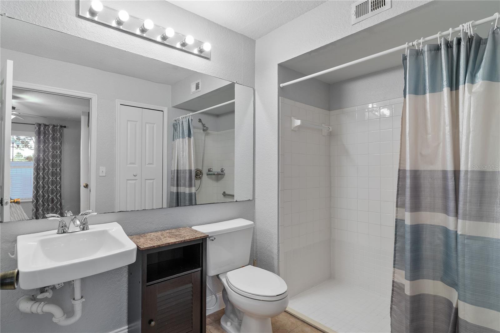 SANDLAKE PRIVATE RESIDENCES - Residential