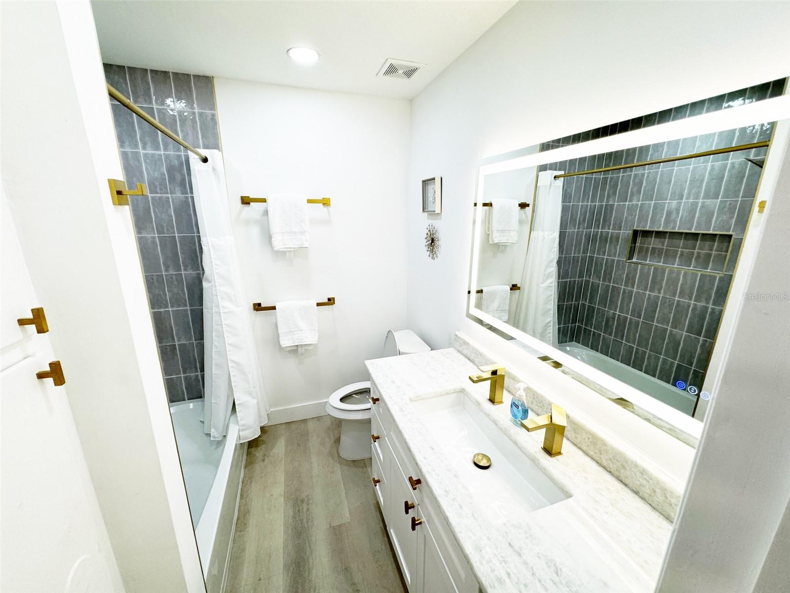 SKY CREST UNIT 9 - Residential Lease