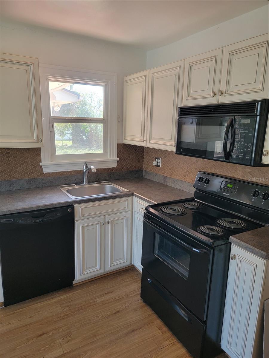 PINECREST PARK - Residential