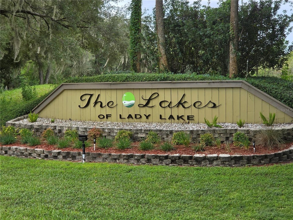 Photo of 517 Dowling Circle, Lady Lake, FL 32159 (MLS # G5116807)