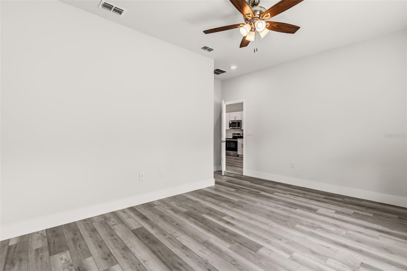 MARION OAKS UN 04 - Residential Lease