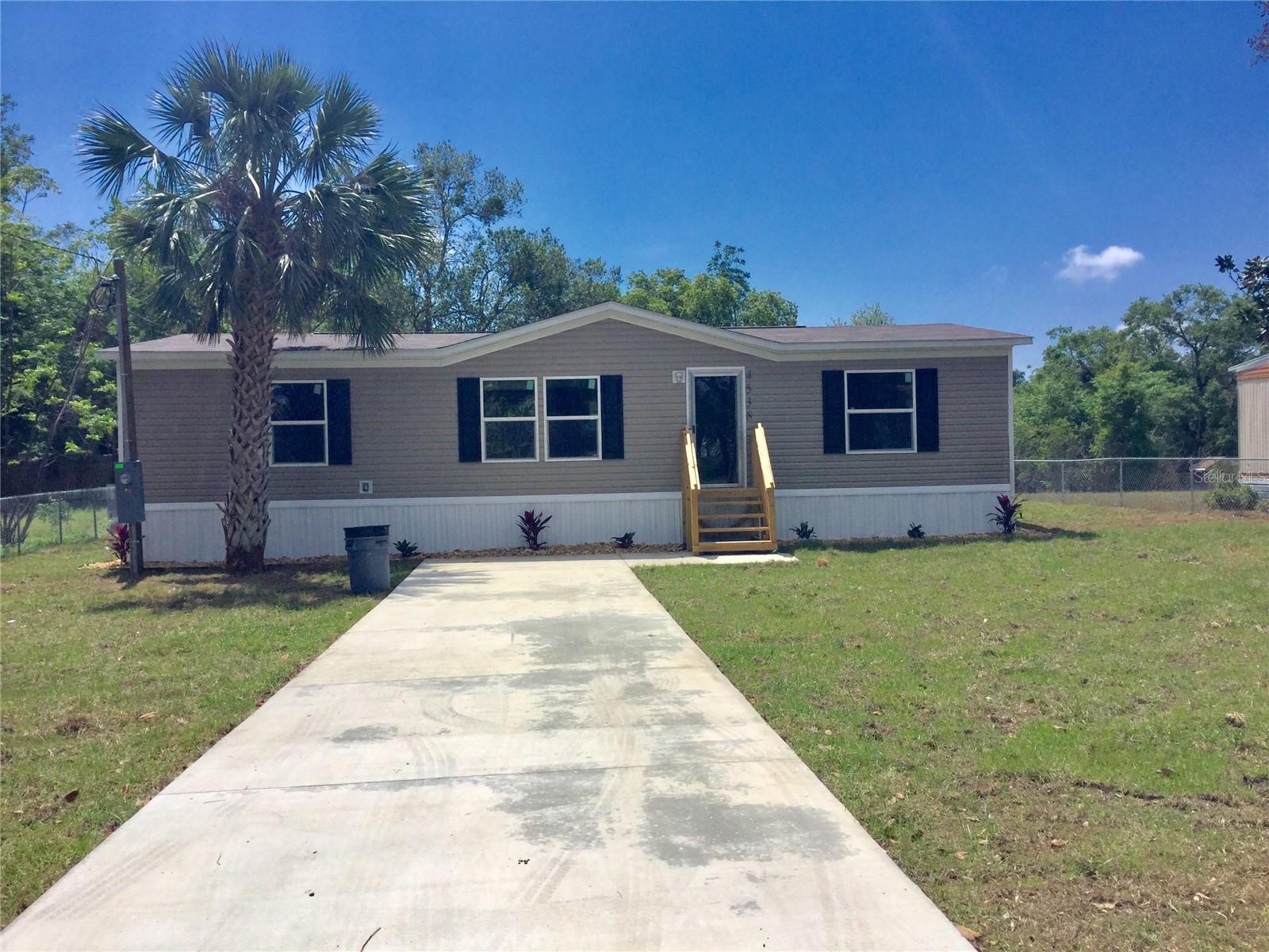 BRAND NEW 3 BEDROOM AND 2 BATH MOBILE HOME. Close to shopping, dining, and entertainment. Only 15 minutes to The Villages Lake Sumter Landing, 60 minutes to Orlando, or 35 Minutes to Ocala.