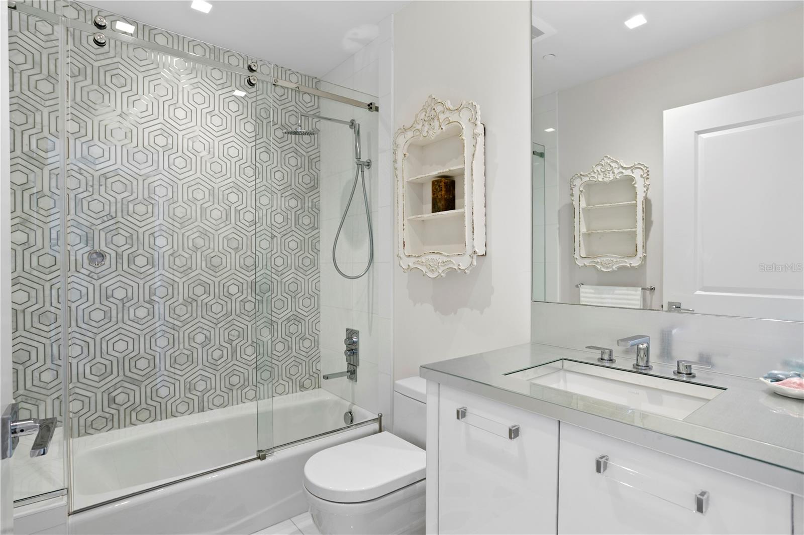 THE PLAZA HARBOUR ISLAND A CON - Residential