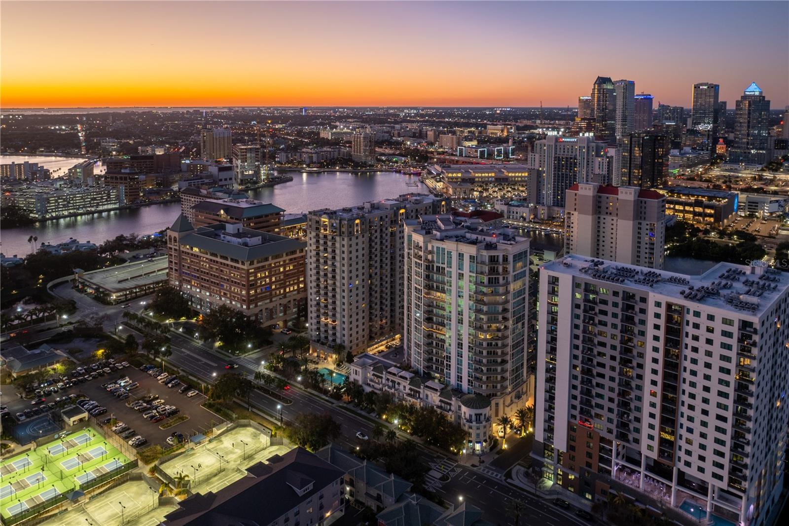 THE PLAZA HARBOUR ISLAND A CON - Residential