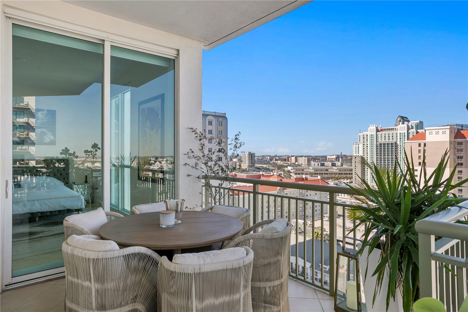 THE PLAZA HARBOUR ISLAND A CON - Residential