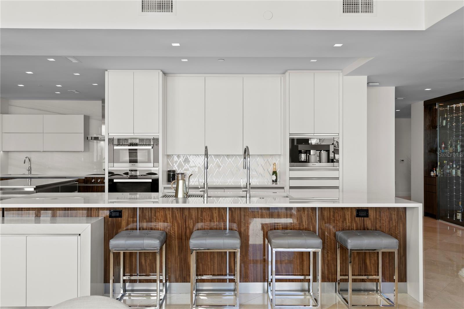 THE PLAZA HARBOUR ISLAND A CON - Residential