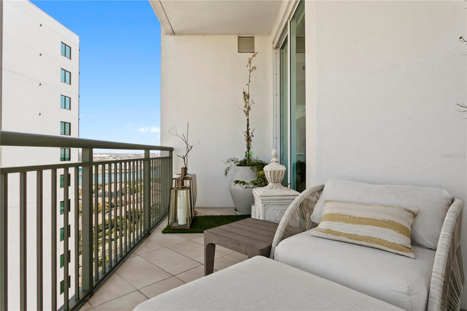 THE PLAZA HARBOUR ISLAND A CON - Residential