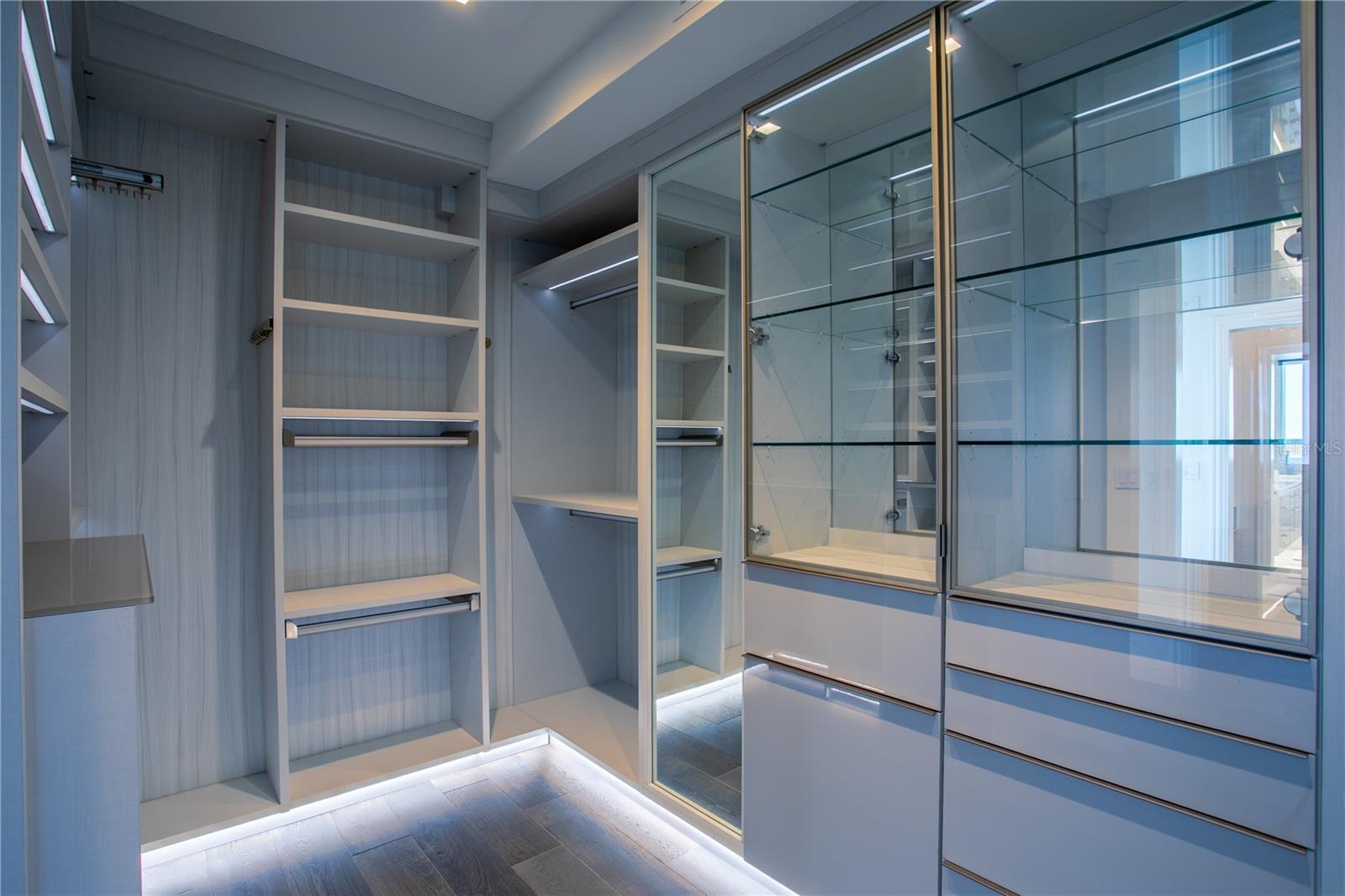 THE PLAZA HARBOUR ISLAND A CON - Residential