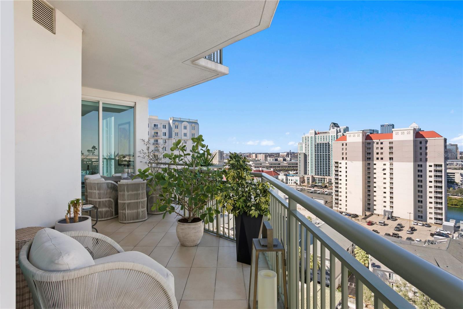 THE PLAZA HARBOUR ISLAND A CON - Residential